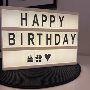 Ljuslåda med bokstäver från JYSK - Säljer en vit ljuslåda med tre rader där du kan sätta egna bokstäver och symboler. Perfekt för att skriva meddelanden som 'Happy Birthday'. Drivs av 6 AA-batterier. Enkel att använda och passar bra som dekoration.