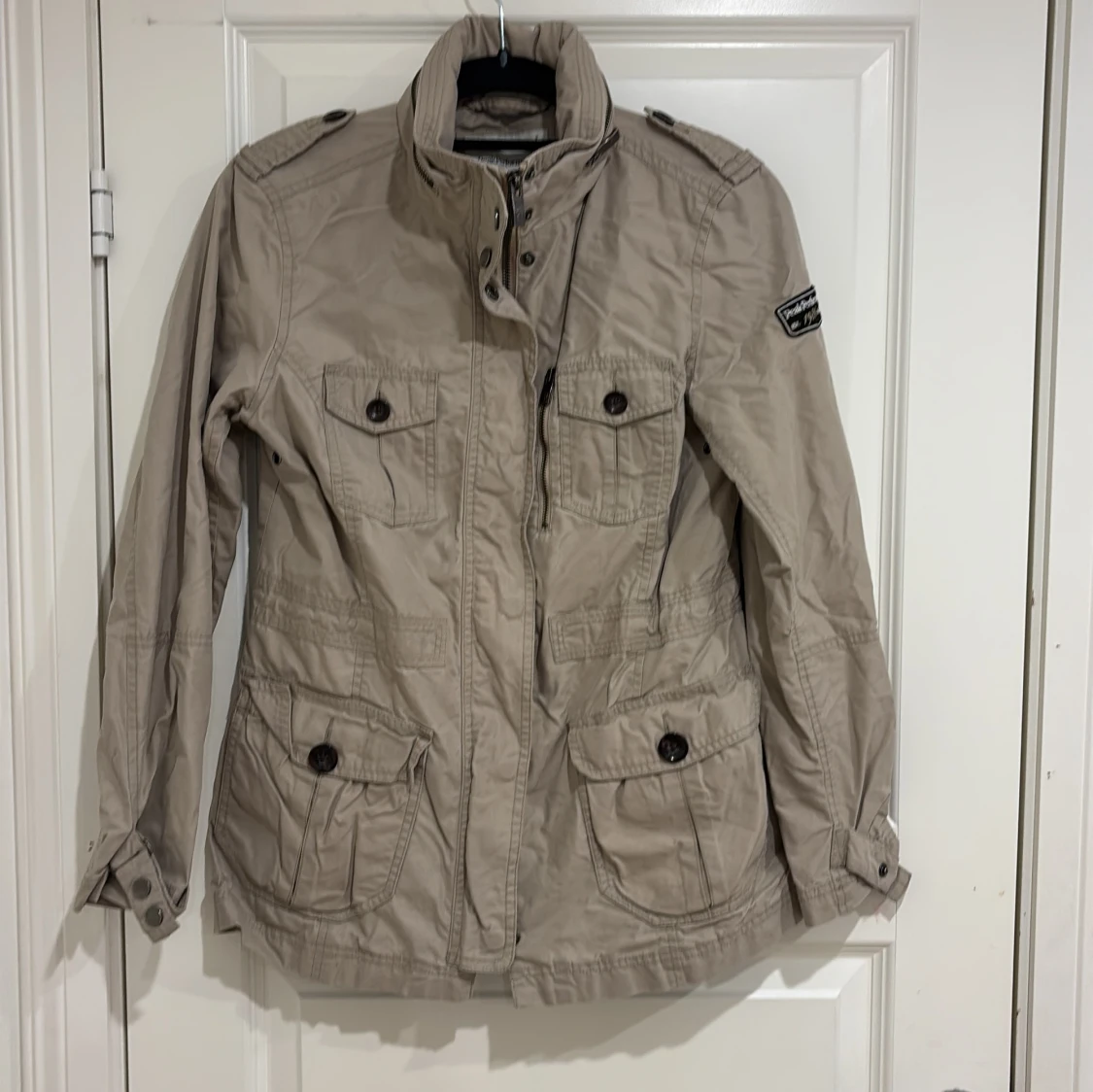 Beige jacka från Peak Performance