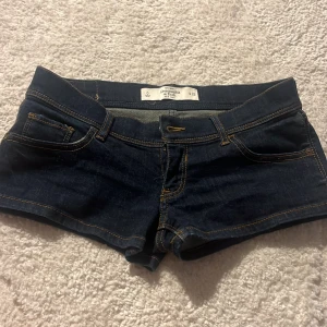 Super snygga lågmidjade shorts  - Ett par super snygga korta shorts, parfekta till sommaren🥰 märket är abercrombie & fitch🥰 dom har ett litet hål på sidan men som knappt syns och går enkelt att fixa🥰pris kan diskuteras 