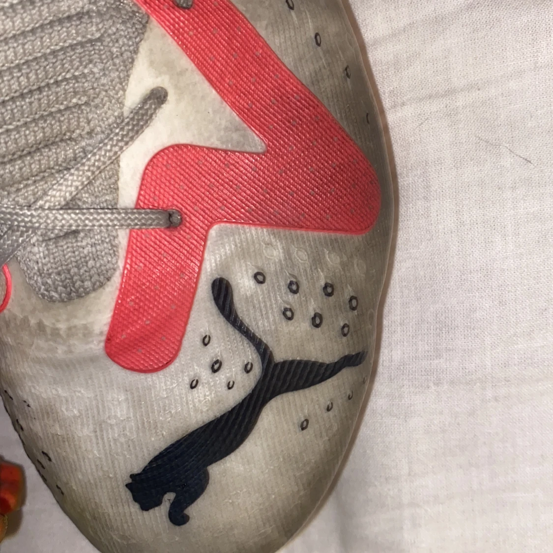 Gråa fotbollsskor från Puma med röd detalj - 4