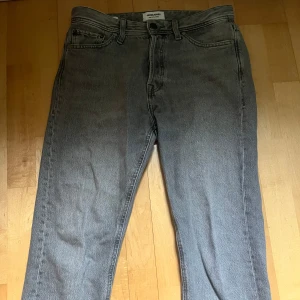 Grå jeans från Jack & Jones - Säljer ett par grå jeans från Jack & Jones. Modellen är relaxed/chris storlek w29 L32 men de passar som w31 L32. Dom är i fint skick inget fel med dom /defekter. Hör av er med dom minsta lilla funderingen MVH 🔥VGClothing🔥