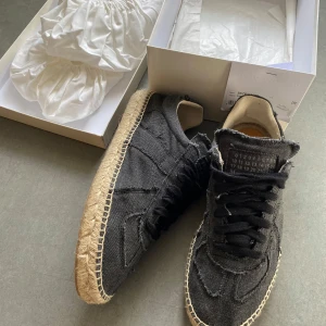 Maison Margiela Espadrilles - Feta Maison Margiela Espadrilles i Svart färg. Helt nya ✅. Äktighetsbevis finns. Storleken är 42 men passar 42-43. Har ni fler frågor tveka inte att skriva  ✍️ Kan gå ner i pris vid snabb affär. 