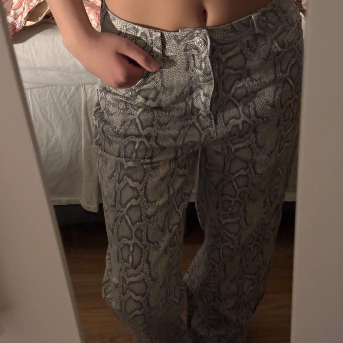 Gråa byxor med ormmönster - 1