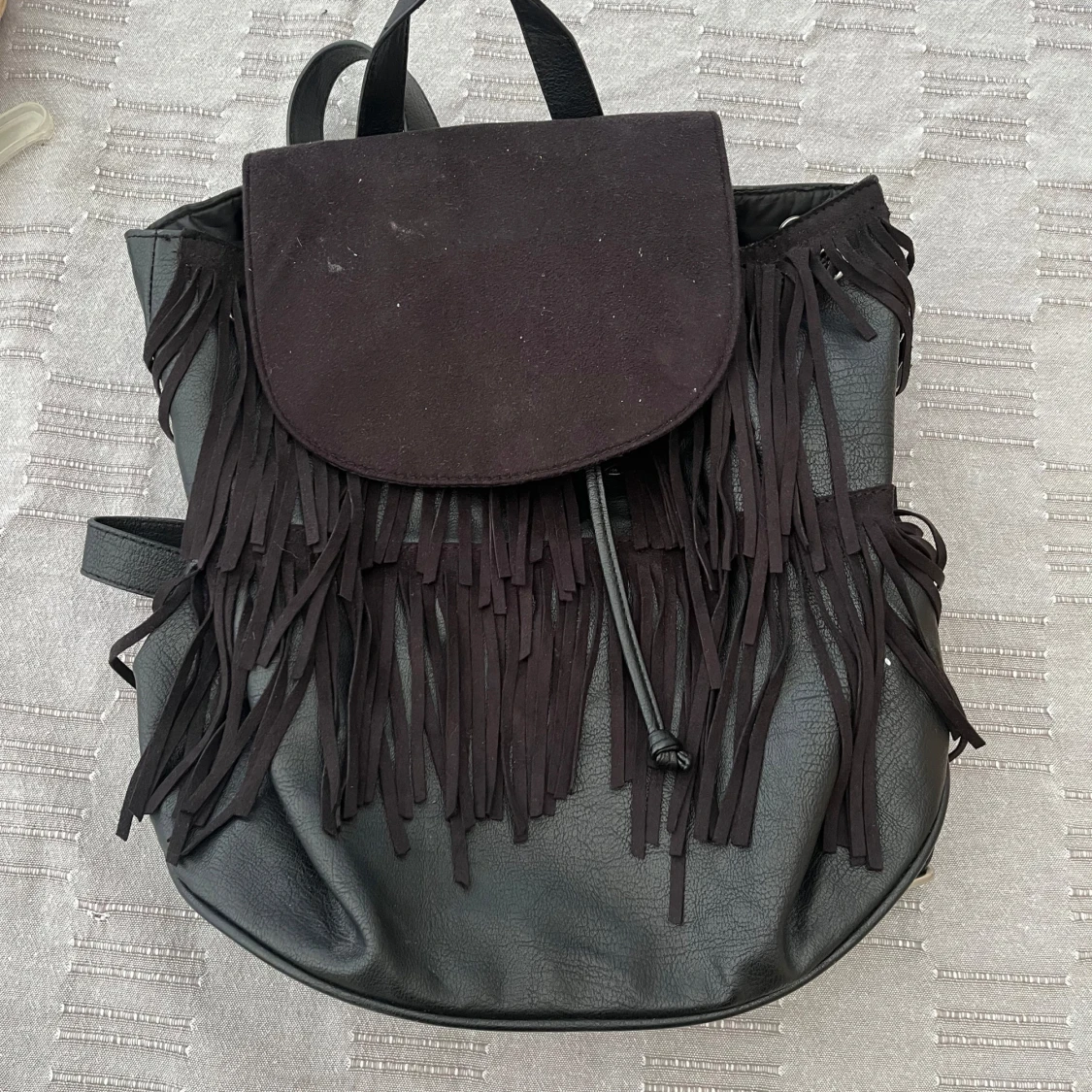 Svart mocka ryggsäck med fransar