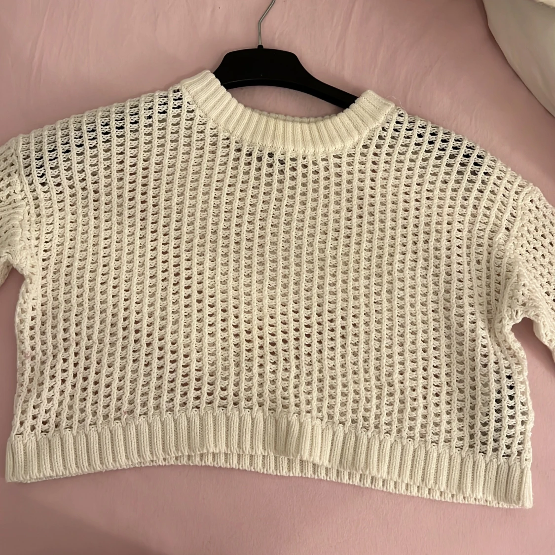 Vit croppad stickad tröja från Sister Knitwear