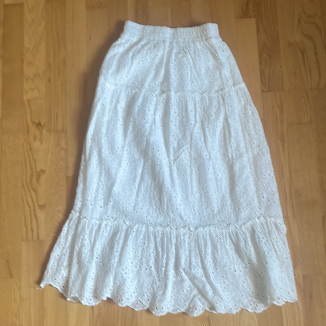 Vit långkjol med broderade detaljer - 1