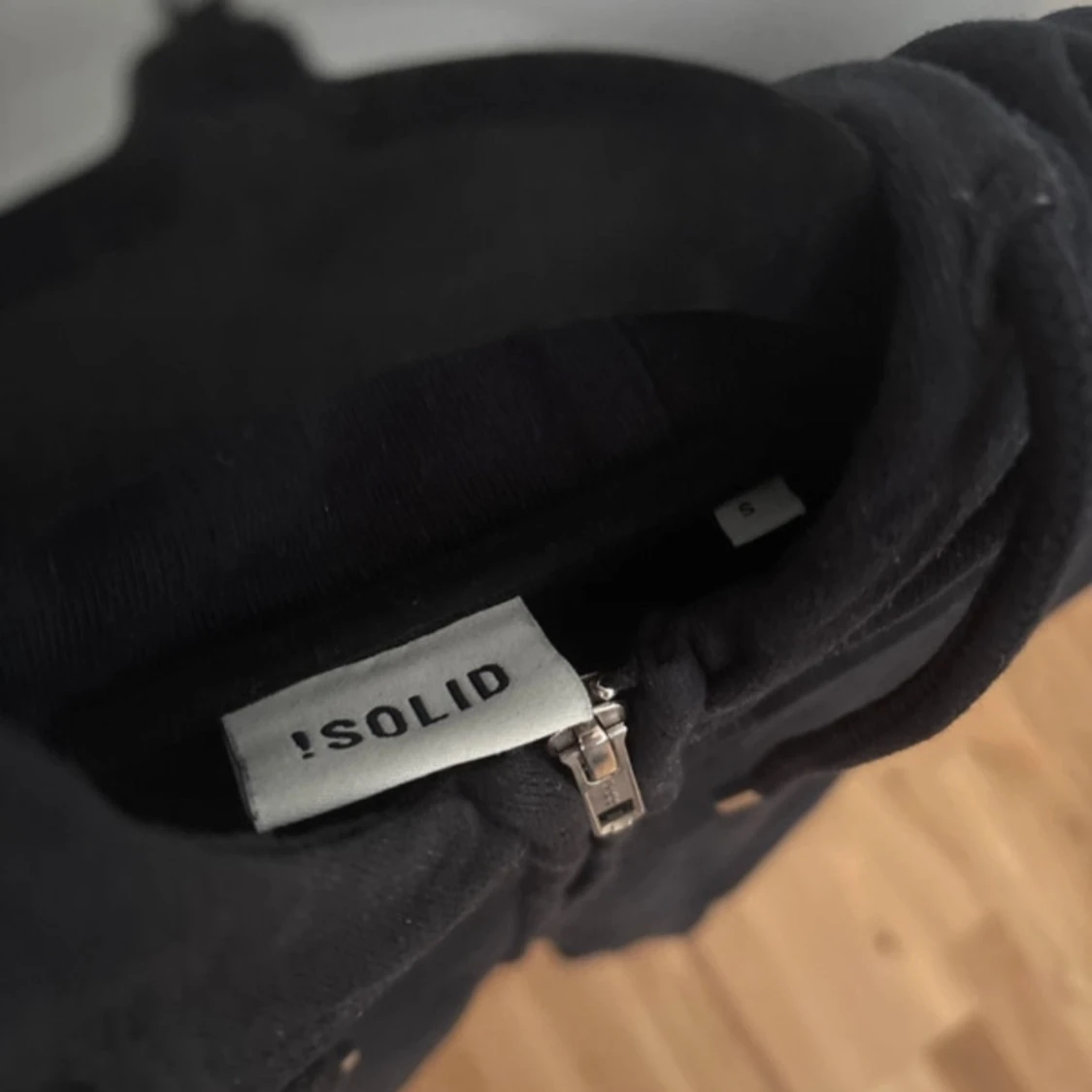 Svart hoodie med dragkedja från Solid - 3