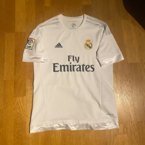 Real Madrid 2015/16 hemmatröja - Säljer en  Real Madrid fotbollströja från 2015/16  Tröjan har La Liga-märke. Tröjan är i hyfsat bra skick och är perfekt för alla Madridistas!