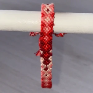 Rött Kompis Armband - Ett vackert enfärgat handgjort armband i fin röd färg ❤️ finns endast 1 armband tillgängligt i denna färg och mönster ❗️kontakta innan köp, Swisha privat för billigare pris (inget köpskydd)❗️