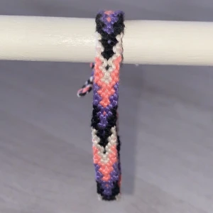 Lila Rosa Kompis Armband - Ett snyggt handgjort armband i rosa, lika, vit o svart färg! 😍 finns endast 1 armband tillgängligt i denna färg och mönster ❗️kontakta innan köp, Swisha privat för billigare pris (inget köpskydd)❗️