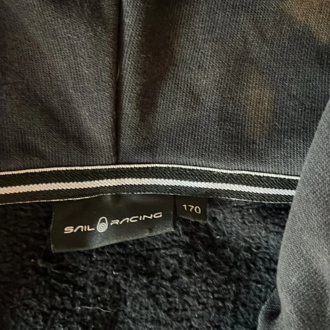 Svart hoodie från Sail Racing med dragkedja - 3