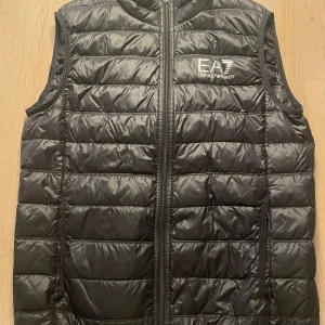EA7 väst  - Svart EA7 väst med silvrig logga, Strl L
