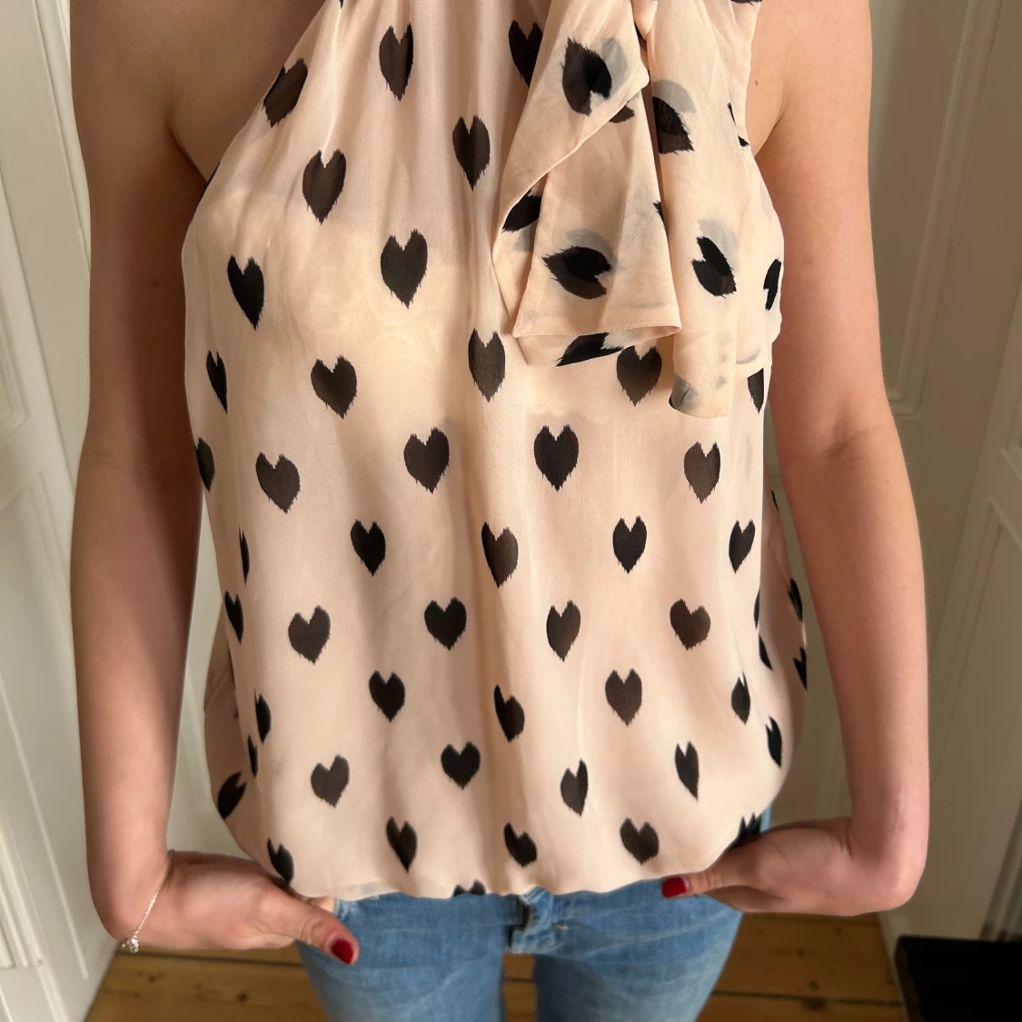 Ljusrosa halterneck blus med svarta hjärtan - 1