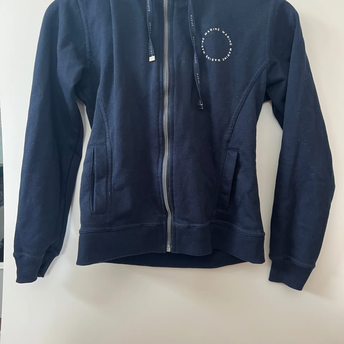 Mörkblå hoodie med dragkedja från Marine