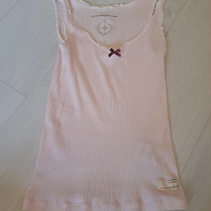 Odd Molly linne 💝 - Jätte gulligt ribbad linne från odd molly i baby rosa, men den kommer inte till användning 😊 De är stretchigt material! Ny skick!  Kontakta mig för frågor!