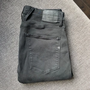 Replay anbass jeans  - Hej säljer nu dessa tvär snygga replay jeansen i modellen anbass och som är i storlek 31/34. Skick 8/10 inga defekter. Kom dm för mer frågor och bilder 😊🙌