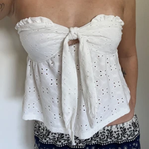 Vit tubtopp  - Säljer en vit tubtopp från shein som är perfekt för sommaren! Inga defekter 💕