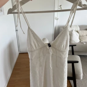 Vit kläning med gulliga ditaljer!💗 - En jätte gullig kläning ifrån h&m med söta ditaljer! Stolek xs💗perfekt till konfermation, skolavslutning eller annat