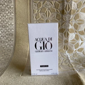 Acqua di Giò Parfum från Giorgio Armani 125 ml - Acqua di Giò Parfum från Giorgio Armani i en elegant svart och transparent glasflaska med svart lock. Förpackningen är vit med svart text och rymmer 125 ml. En klassisk och fräsch herrdoft. Sprayat en spray burken är helt full