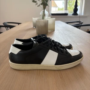 Saint Laurent SL/10 skor  - Säljer mina riktigt snygga Saint Laurent SL/10 skor som jag har använt några gånger men det finns inga skador eller defekter på dem. Boxen kommer inte med. Är öppen för frågor och pris kan diskuteras:)