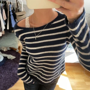 Stickad tröja - Superskön tunn tröja💙 två små hål som är lagade, skickar bild vid behov🙌🏻