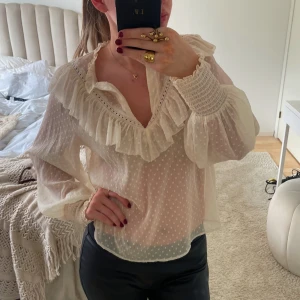 Beige/Vit blus  - Superfin beige/vit blus från Zara. Endast använd en gång så det finns inga defekter. Storlek xs men passar även S