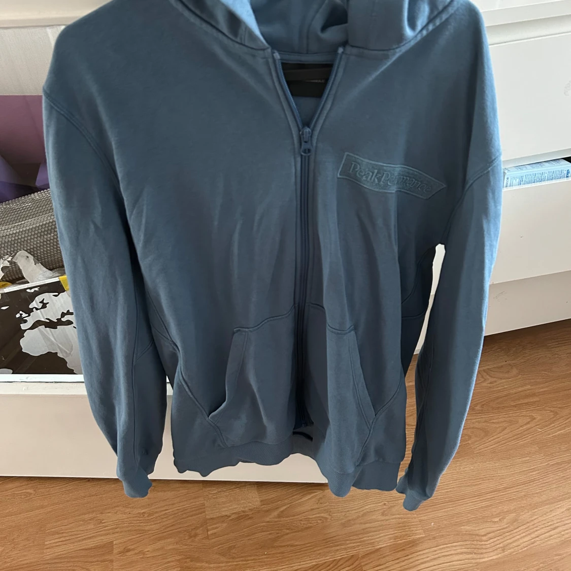 Blå hoodie från Peak Performance