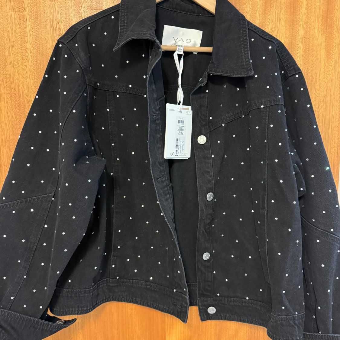 Svart jeansjacka med pärlor/nitar från YAS