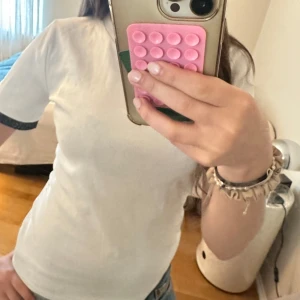 Vit t-shirt med svarta detaljer - Vit t-shirt med svart del vid ärmarna super fin till sommaren säljer pga att den it kommer till användning den är i storlek M men passar på mig som bär S🤗❤️