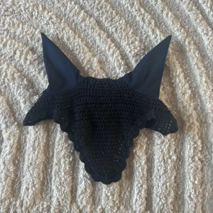 Mörkblå virkad huva  - Säljer en mörkblå virkad huva. Perfekt accessoar för ridning. Storlek Ponny/Cob.