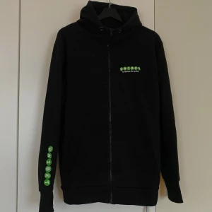 Unibet kofta - Retro kofta från Unibet, herr. Snören saknas till luvan.