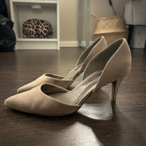 Beige klackar - Superfina beige pumps i mocka🤎