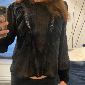 svart Blus - Köpte på ONLY står att denär från Pigalle!❤️
