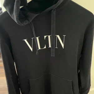 Valentino Hoodie - Köpte min valentino hoodie för något år sedan för 4000. Säljer den för 1300 då den inte har använts på över 1 år och är i mycket god skick. Du kan även scanna varan för att se att den är äkta.