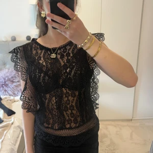 Svart spetsblus från Zara  - Super snygg blus från Zara i storlek S. Aldrig använd. Nypris ca 450kr mitt pris 200kr 💓