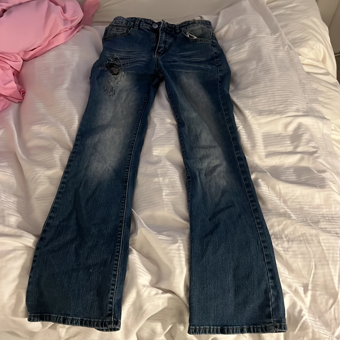Jeans med fjärilsbroderi
