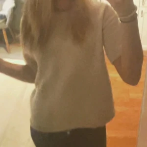 Beige trekvarts tröja  - Jätte fin tröja. Lite nopprig. Pris kan diskuteras💗nypris 700.