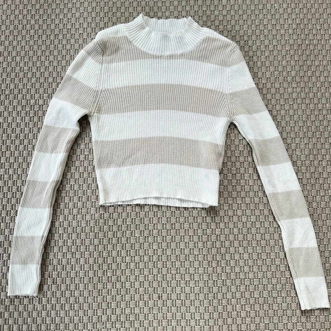 Beige och vit randig croppad tröja