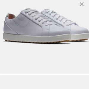 Nya golfskor från FootJoy  - Vattentäta och stilrena golfskor för damer eller juniorer från Footjoy i plyschläder. Aldrig använda, säljs pga felköp. Finns 2 par i storlekar 39 och 38,5. Nypris 1499,-. Säljer för 800,- per par. OBS bara 38.5 kvar