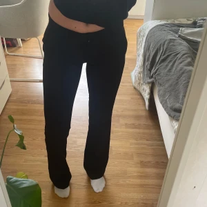 Svarta kostymbyxor med bootcut - Säljer ett par svarta kostymbyxor med bootcut passform och låg midja Från BikBok. Byxorna har klassisk design med diskreta fickor och stängs med dragkedja och knapp framtill. Heter ”Vera” på hemsidan. Nypris 500kr, jättefint skick inga defekter!