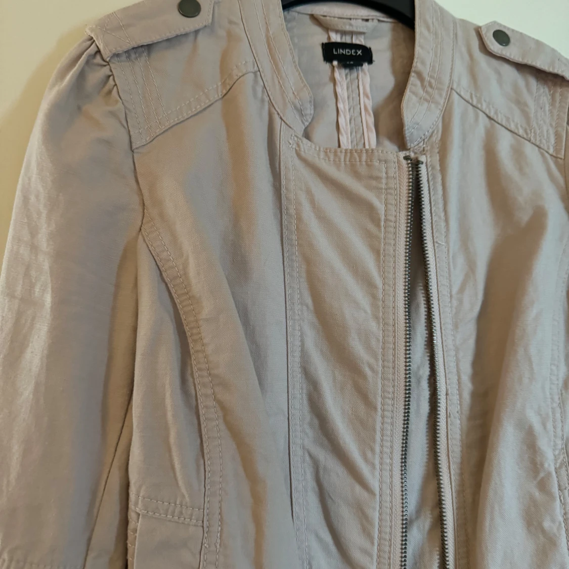 Beige jacka från Lindex med dragkedja - 1