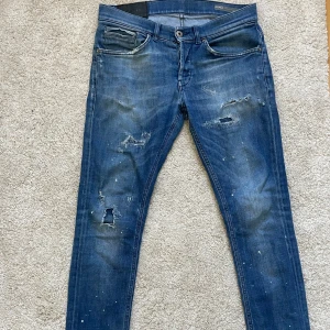 Dondup George  - As feta dondups i 30 (alla slitningar är gjorda i fabrik!) de är inte sönder!! , byte är öppet 