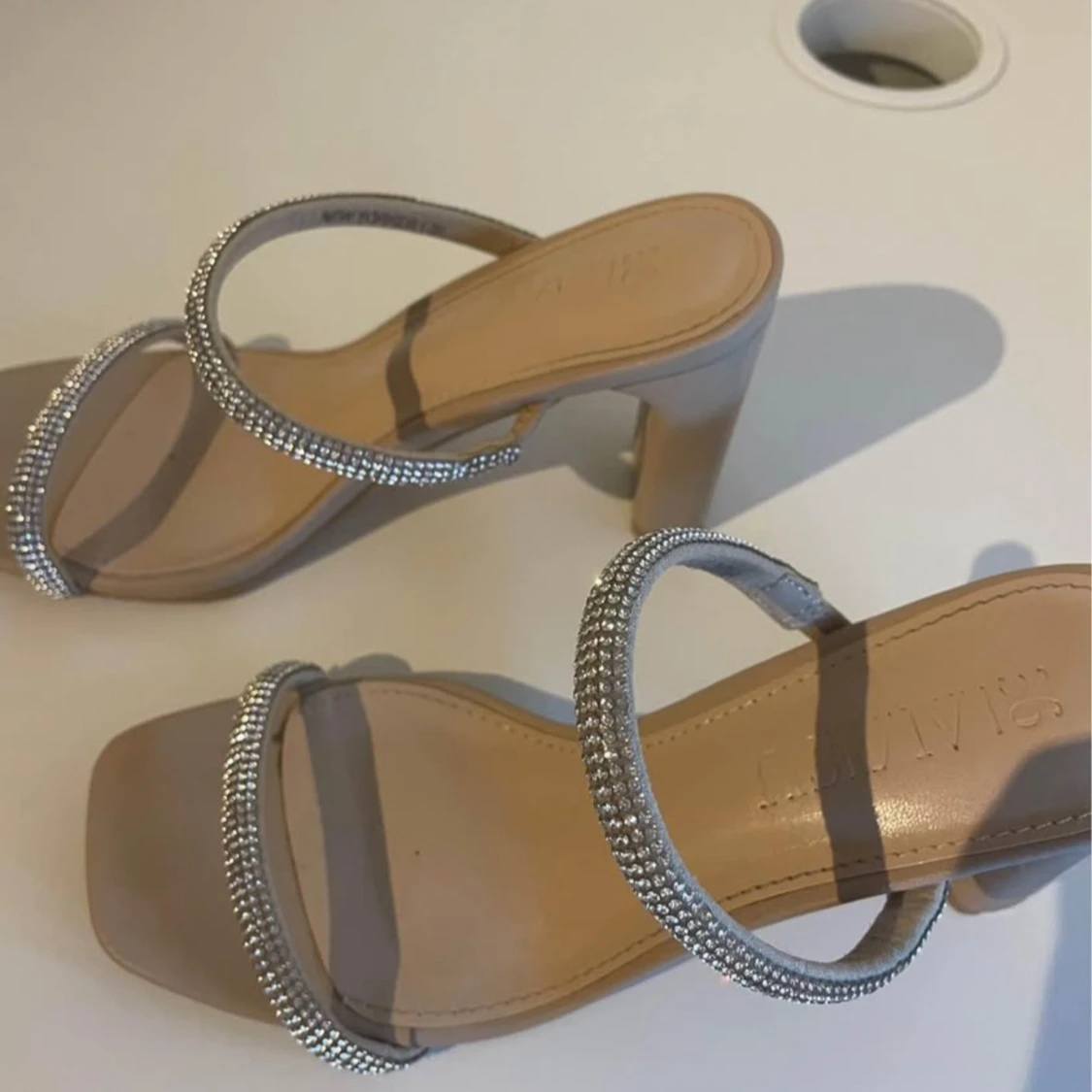 Beige sandaler med klack och glittriga remmar - 1