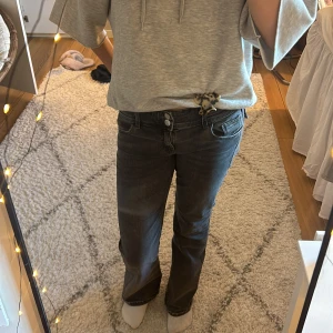 Svarta jeans från Gina Tricot - Super snygga jeans från gina Young. Säljer pågrund av att dom inte kommer till användning länge❣️