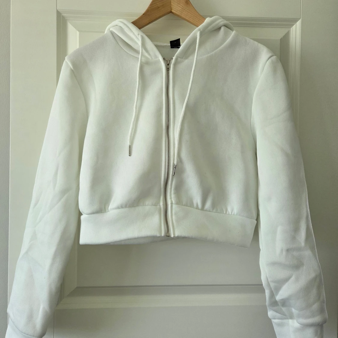 Vit croppad hoodie med dragkedja