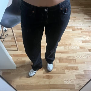 Svarta raka jeans - Säljer ett par low straight jeans från weekday i model ”arrow”. Köpta för inte så länge sen och max använda 2 gånger. Säljer pågrund av att jag tycker dom är lite för korta för mig (jag är 166cm). Hör av er vid frågor!!🩷