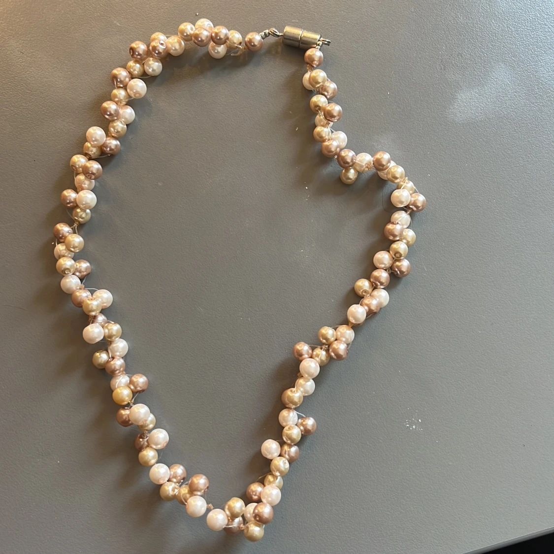 Pärlset halsband och armband i guld- och champagnefärg - 1