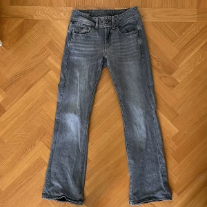 Grå bootcut jeans från G-Star RAW - Säljer ett par supersnygga grå jeans från G-Star RAW i modellen Midge bootcut. Jeansen har endast använts ett fåtal gånger eftersom de är lite för korta för mig.