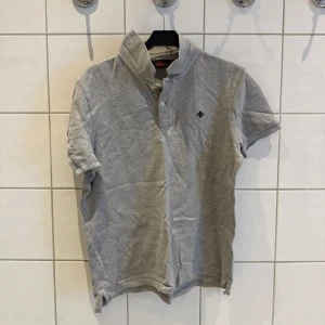 Piké från Morris - Piké från Morris i storlek M (sitter som S). Plagget har ett litet hål vid kragen på baksidan (se bild 4 och 5), men är i övrigt i väldigt bra skick. 