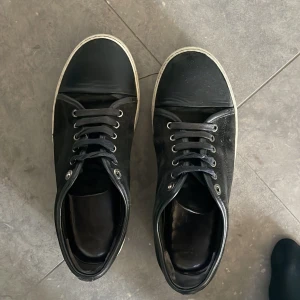 Lanvins  - Säljer ett par svarta sneakers från Lanvin. Skick 7/10 passar 40/5 ,kommer ej med skollådan men med påse